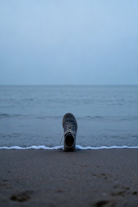 Shoe at the Tide Line — Résultat réel de ce prompt